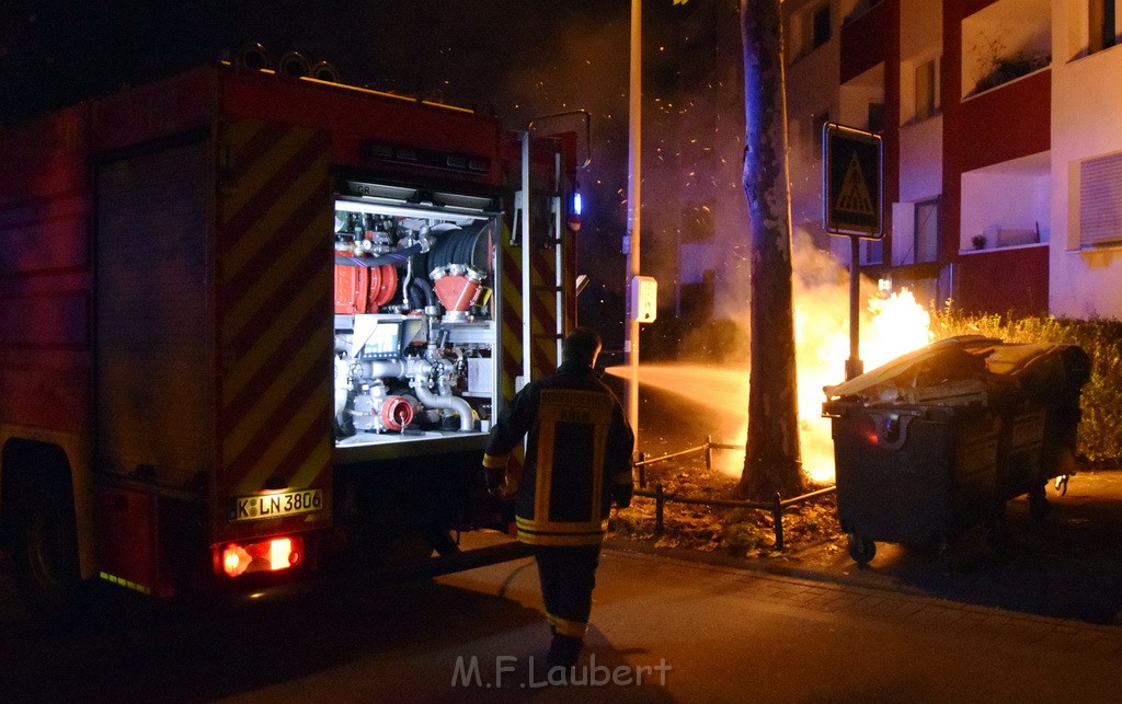 Mehrere Muell Sperrmuellbraende Köln Vingst Ansbacherstr P58.JPG - Miklos Laubert